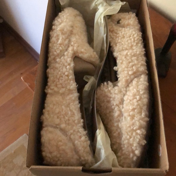 NEW! UGG Loafers - Picture 3 of 6